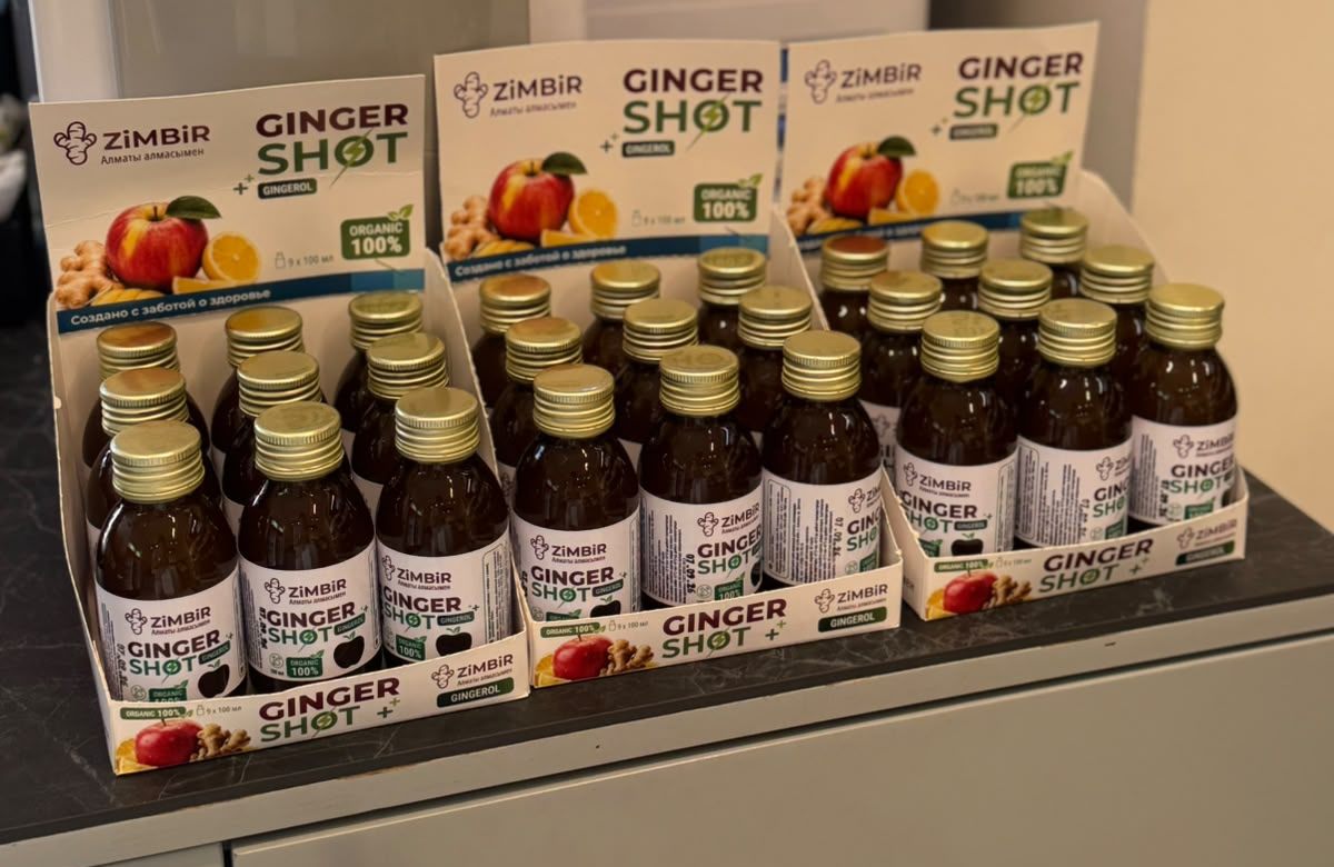 Три коробки Ginger Shot на стойке у кассы
